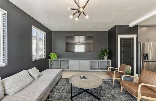 American Fork House | New! Onyx Oasis | 2 Car Garage | TV | Central