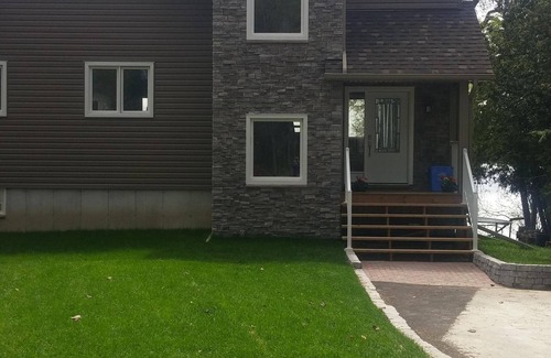 Springwater Cottage | New open/modern waterfront home/cottage now with Fibre Internet
