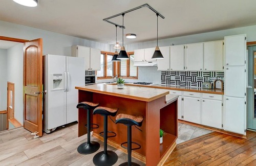Portage Ski Chalet | NEW OWNR SPECL - Hilltop Oasis w/HotTub+Sauna-Close to Wis Dells & Baraboo!