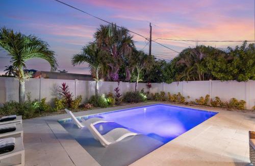 Naples Park House | NEW Palm Tree Paradise -Close To The Beach! Beautiful Heated Pool!