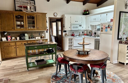Newland Cabin | NEW Papa's Place on 1st hole Linville Land Harbor Pet Friendly