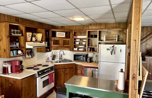 Newland Cabin | NEW Papa's Place on 1st hole Linville Land Harbor Pet Friendly
