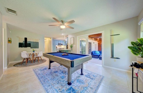 Interchange Square House | NEW -Peaceful Palm Bay Getaway hot tub, pool table