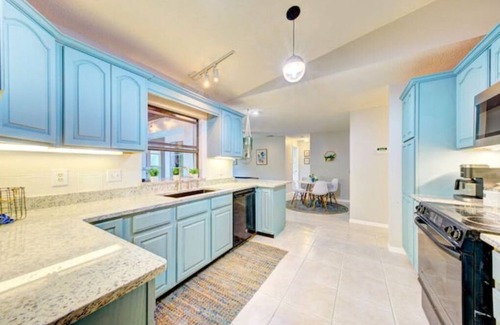 Interchange Square House | NEW -Peaceful Palm Bay Getaway hot tub, pool table