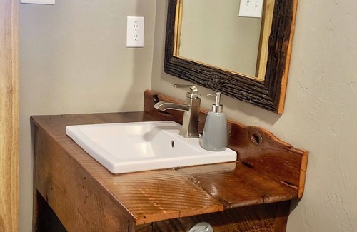 Ouray Apartment | NEW Perimeter Suite