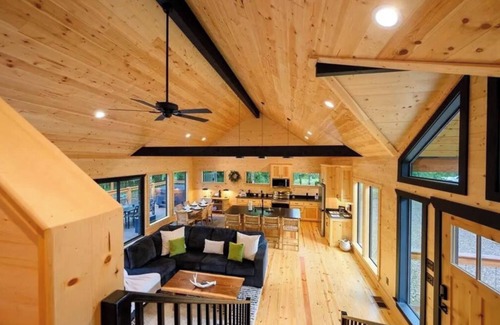 Broken Bow Cabin | New Playground! Modern Hochatown Cabin Sleeps 9, S'mores, Hot Tub, Kid-Friendly!