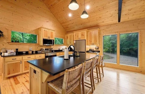 Broken Bow Cabin | New Playground! Modern Hochatown Cabin Sleeps 9, S'mores, Hot Tub, Kid-Friendly!