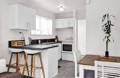 New Plymouth House | New Plymouth Unit: City, Beach, Port & Rock Nearby