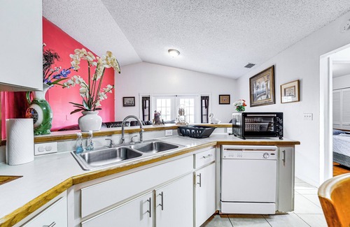 Seven Springs Homes Apartment | New Port Richey Retreat w/ Yard: 7 Mi to Beach