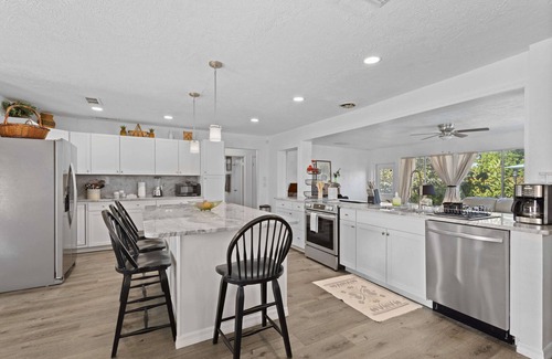 Bradenton House | NEW! Private Pool - Near AMI - IMG -Turntable - Piano- Tropical Oasis
