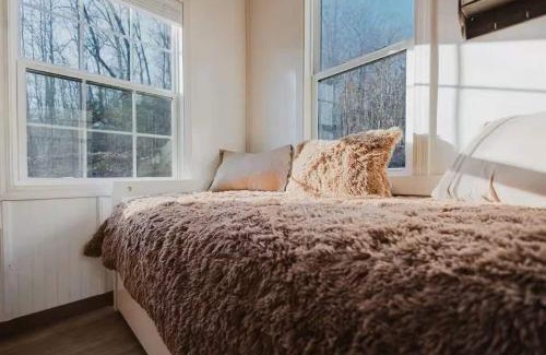 Stanton House | NEW, Promo Pricing - Karmic Loft Woodland Escape