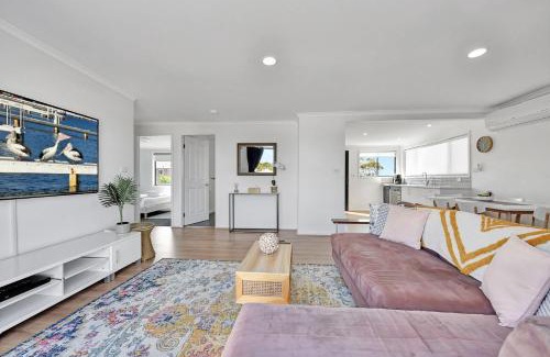 Sunshine House | New Property Seabreeze Bungalow - Lakeview Sunset Delight at Sunshine on Lake Macquarie