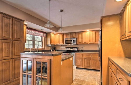 Hackensack House | NEW! Quaint Farmhouse w/ Deck, Fire Pit & Grill!
