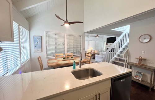 Seabrook Island Cottage | New. Refined beach sanctuary under ancient oaks. Super clean.