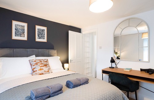 Royal Tunbridge Wells House | NEW! Refurbished 2-bed city centre House w/ Wi-Fi!