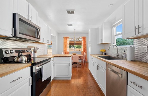 Springwoods House | New Remodeled 4BR - Pool+Jacuzzi+PoolTable+Karaoke Stage+Arcades near Domain
