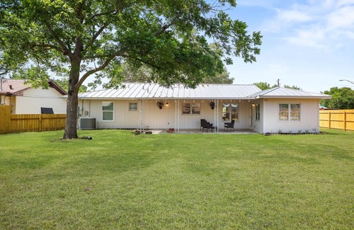 Boerne House | NEW remodeled Charming Home. 3-bedroom/2 full bath close to downtown Boerne.