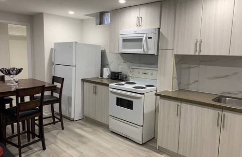 Richmond Hill House | New Renovated 1 bedroom apartment basement