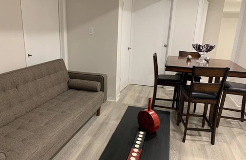 Richmond Hill House | New Renovated 1 bedroom apartment basement