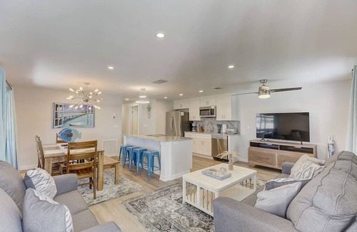 South Bradenton Condo | New! Renovated Coastal 2/2, 6 mins to IMG