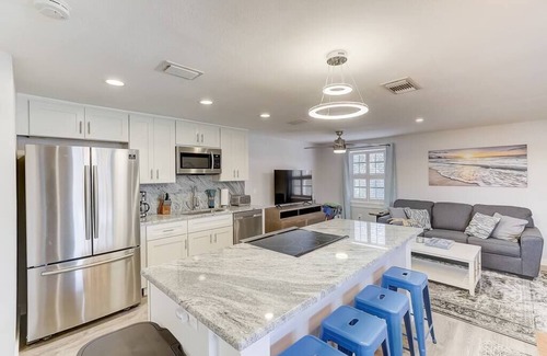 South Bradenton Condo | New! Renovated Coastal 2/2, 6 mins to IMG