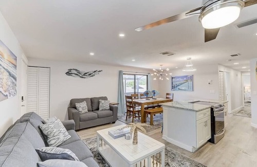 South Bradenton Condo | New! Renovated Coastal 2/2, 6 mins to IMG