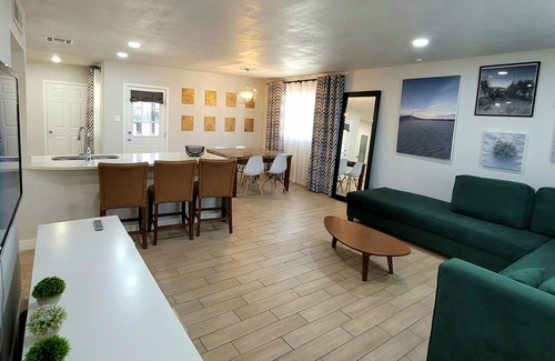 Biggs Field House | New Renovated Corner Sleek Home 3Br 2Bth near I-10, Del Sol Hospital & Fountains