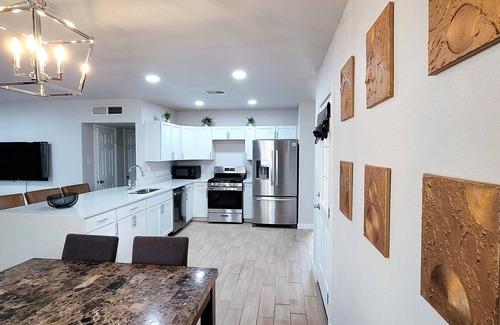 Biggs Field House | New Renovated Corner Sleek Home 3Br 2Bth near I-10, Del Sol Hospital & Fountains