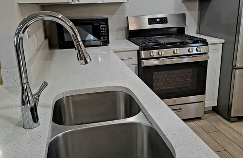 Biggs Field House | New Renovated Corner Sleek Home 3Br 2Bth near I-10, Del Sol Hospital & Fountains