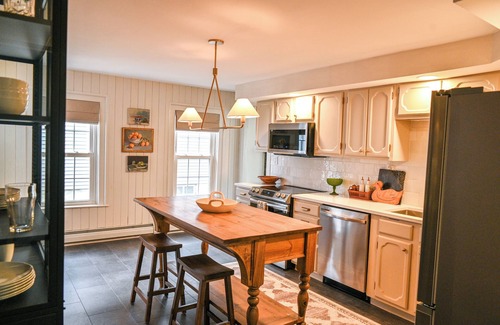 Bennington House | NEW! Renovated historic 3 BR 2 full BA. Walkable to downtown. Restaurants/Shops