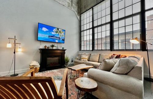 Otterbien Home Apartment | New renovated Loft in Old factory by Kings Island