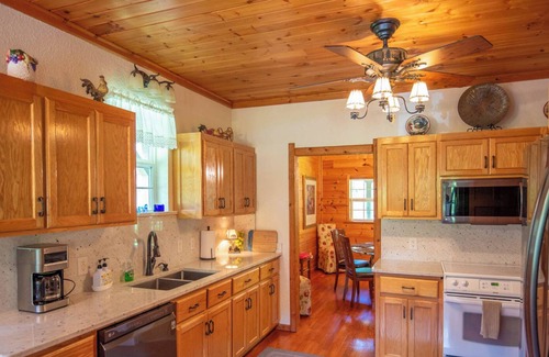 Piney Creek Cabin | New River Log Cabin - Hot Tub - River Access - Game Room!