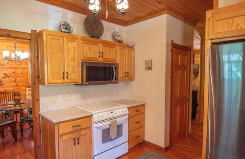 Piney Creek Cabin | New River Log Cabin - Hot Tub - River Access - Game Room!