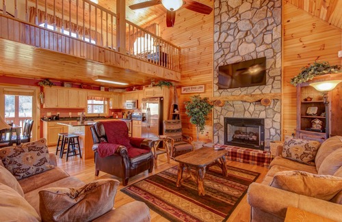 Todd Cabin | New River Ramble - riverfront with game room, hot tub, fire pit