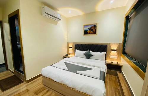 Jogeshwari West Hotel | New Riza By Glitz Hotels