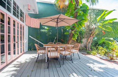 Historic Seaport Apartment | New Rose Petal Petite Suite - Pool & Parking