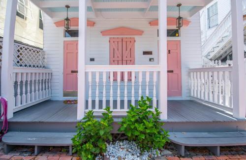 Historic Seaport Apartment | New Rose Petal Petite Suite - Pool & Parking
