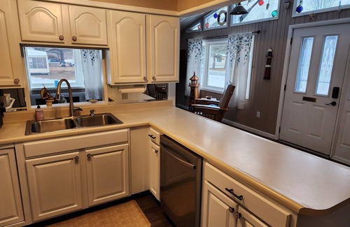 Canadian Lakes House | NEW! Royal Bungalow Lake House W/Lake view & access - Canadian Lakes