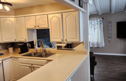 Canadian Lakes House | NEW! Royal Bungalow Lake House W/Lake view & access - Canadian Lakes