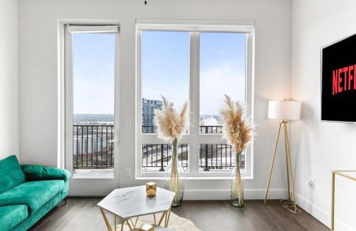 Home Park Apartment | NEW! Royal Penthouse King Bed Amazing Views!