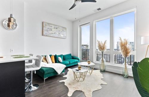 Home Park Apartment | NEW! Royal Penthouse King Bed Amazing Views!