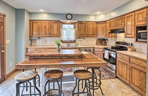 Gretna House | NEW! Rustic Family Home w/ Grill, 25 Mi to Omaha!