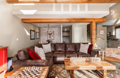 Lost Trails Retreat House | NEW! Saddle Ridge F5 (3-Bedroom Home) with Mountain view