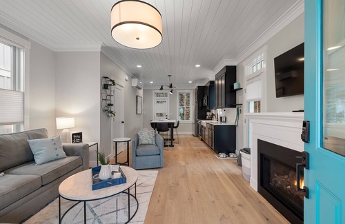Seabrook House | *New* Seabrook's Robins Nest: Dog Friendly, Hot Tub!