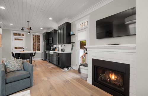 Seabrook House | *New* Seabrook's Robins Nest: Dog Friendly, Hot Tub!