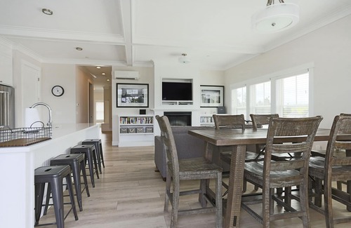 Seabrook House | *New* Seabrook's Urban Ocean: Downtown Location!