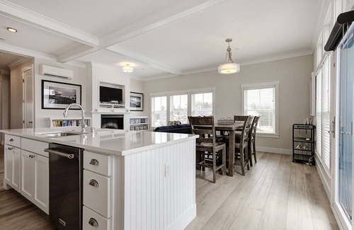Seabrook House | *New* Seabrook's Urban Ocean: Downtown Location!
