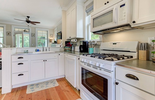 Seabrook House | *New* Seabrook's Wave Chasers Refuge: Dog Friendly!