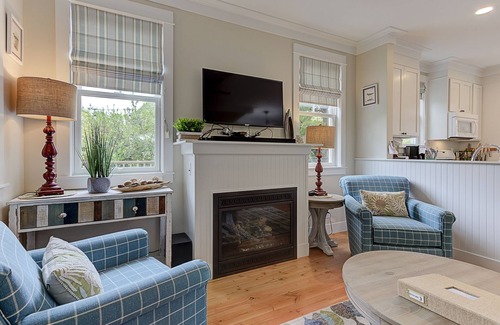 Seabrook House | *New* Seabrook's Wave Chasers Refuge: Dog Friendly!