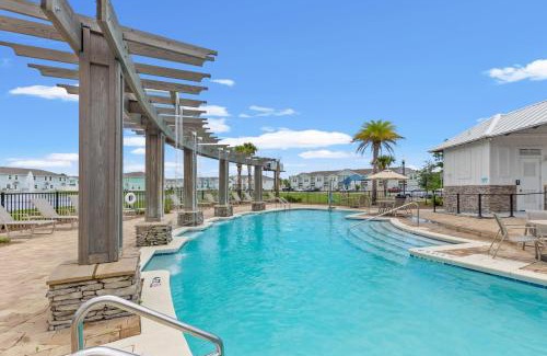 Thomas Drive House | NEW ⁂Serenity Beach⁂ Lakefront 3BRs Close to Beach